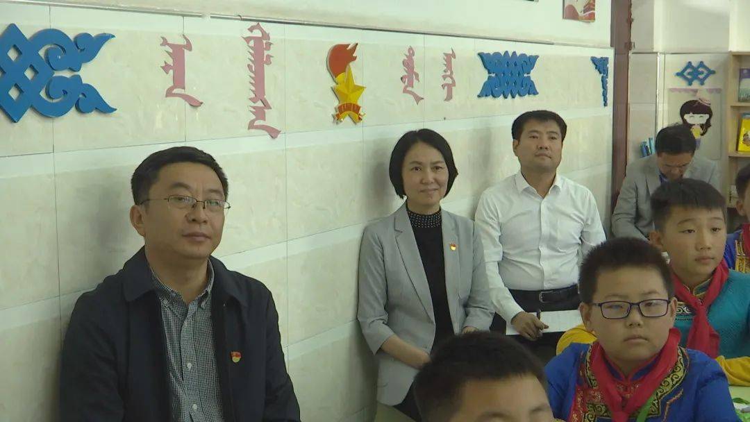 市教育局局长高娃深入市蒙校参加"三个离不开,五