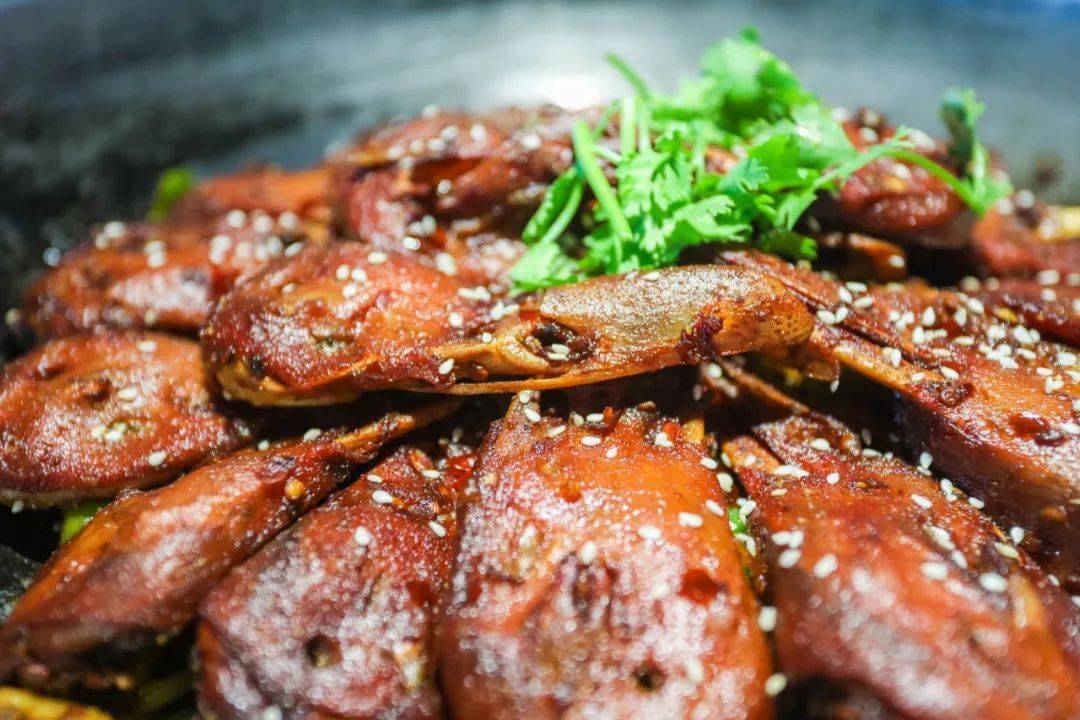 闻到香味满满一份色泽红润油亮的干锅鸭头干锅鸭头辣而不燥越吃越来劲