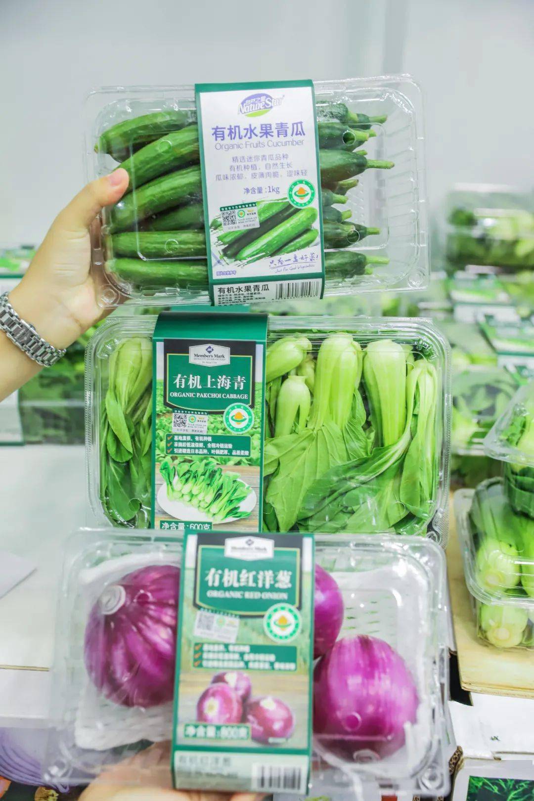 贴有绿色标签即为有机食品山姆只卖应季水果,依靠供应冷链全球搜罗