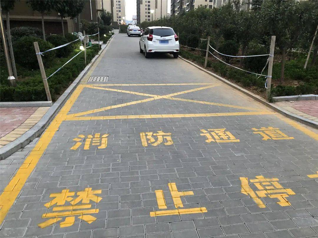 招远这些车主 你的车挡着生命通道了!_消防车