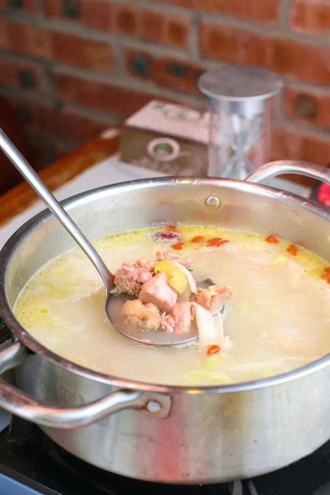 惊呆!武鸣竟然有人开始喝火锅汤底了,而且还会上瘾