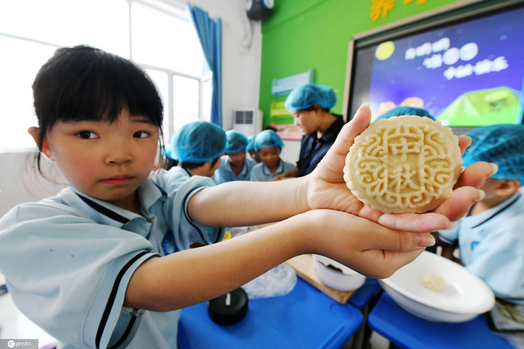 河北廣平小學生做月餅迎中秋02感受傳統文化魅力