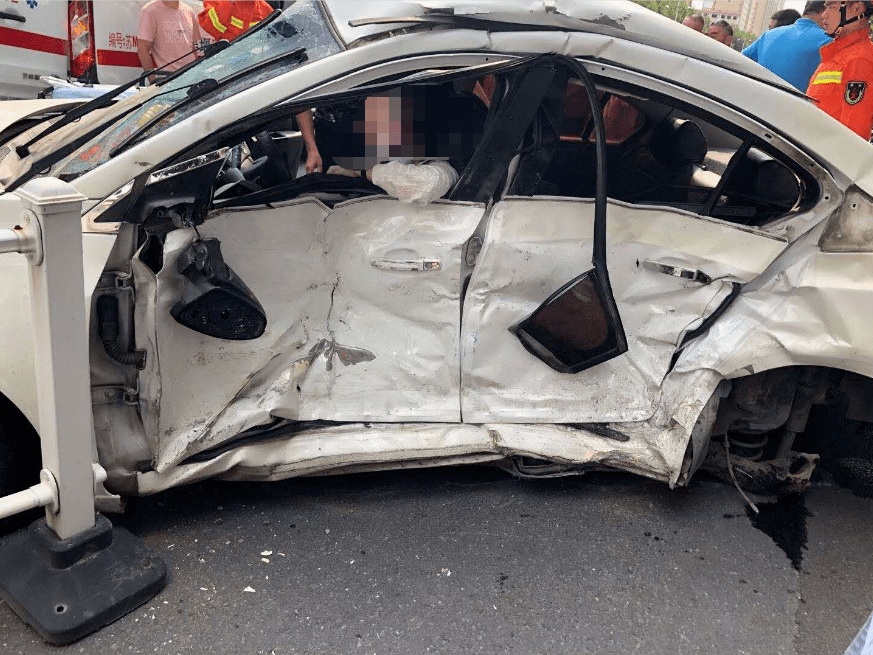 姜堰这个路口两车相撞女司机不幸