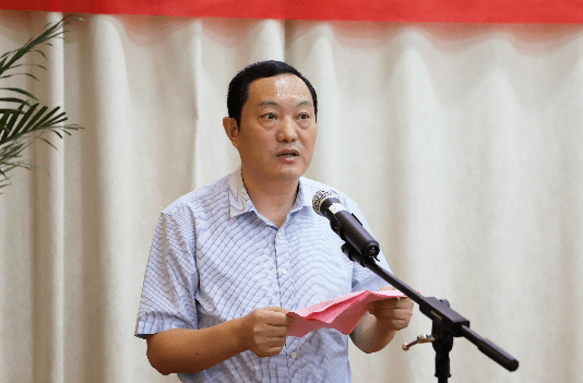 冯岩向参加联谊会的28位台商代表致以节日的问候,他说,今年以来,面对