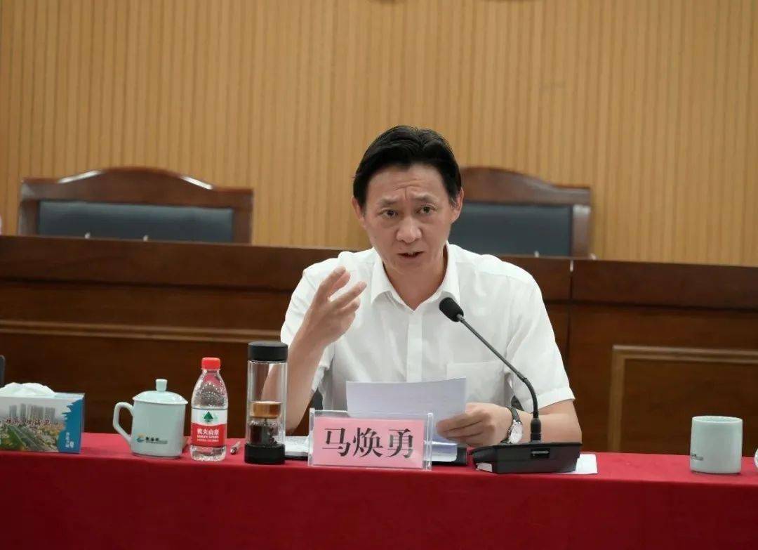 赠人玫瑰手有余香观海卫镇召开慈善工作恳谈会