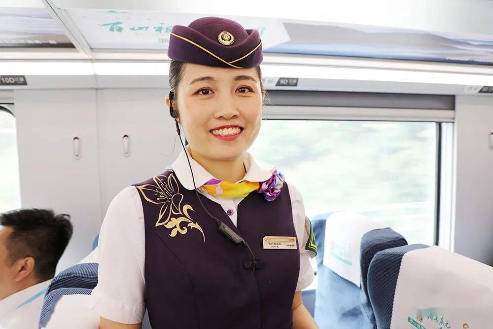 庆元姑娘叶春燕我自豪能成为首发车列车长