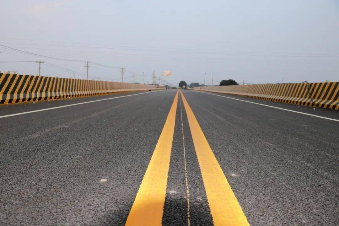 公路一级,桥梁全长由原来的15米加长到207米,抬高5米,全宽13米,桥头引