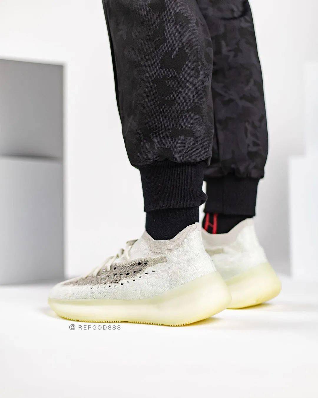 yeezy380夜光双配色实物提前上脚泄露确认将限量发售