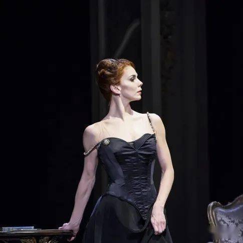 波娃一见倾心抵抗都是徒劳的