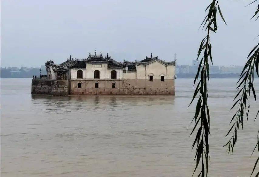 鄂州滨江公园盛装迎国庆