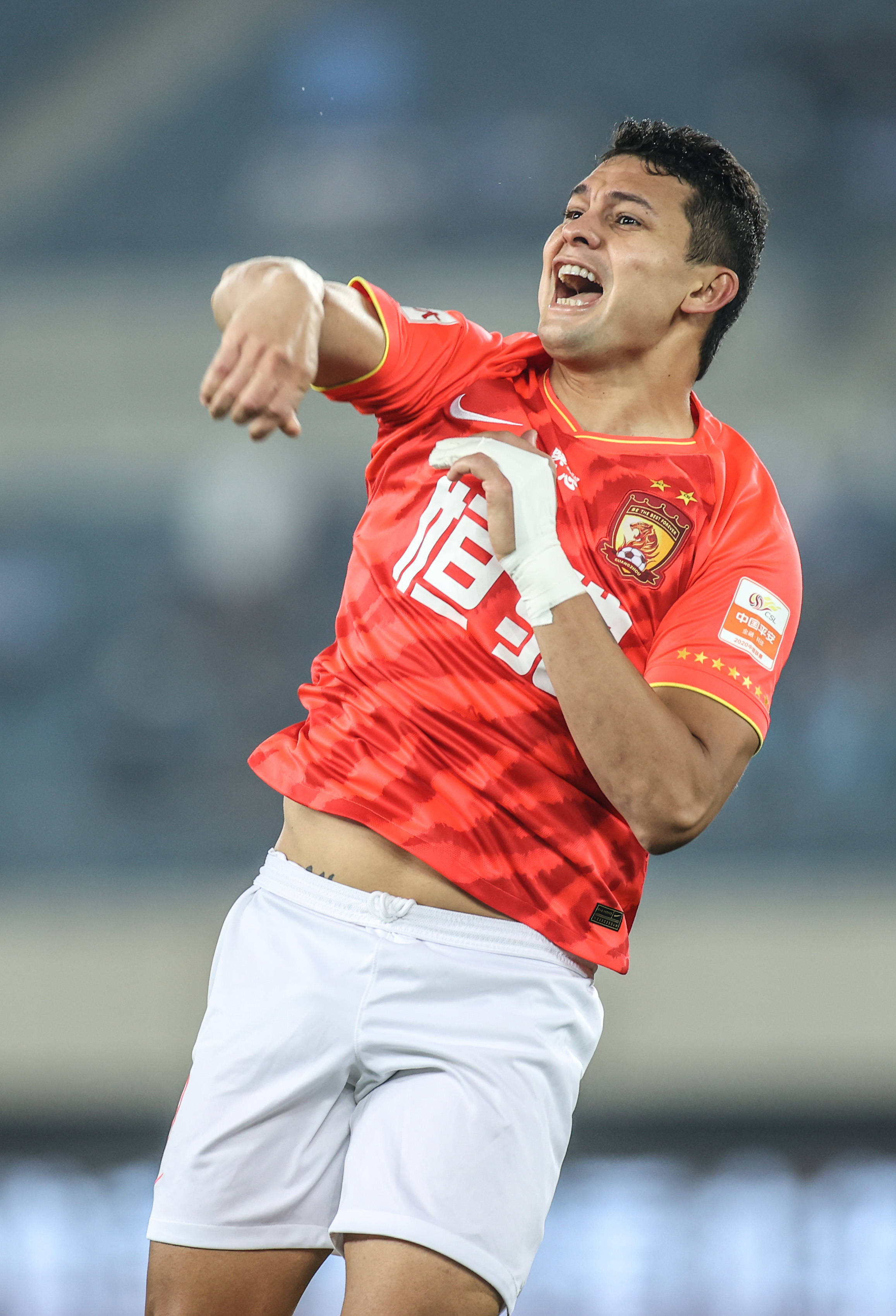 9月27日,广州恒大淘宝队球员艾克森在比赛中庆祝得分.