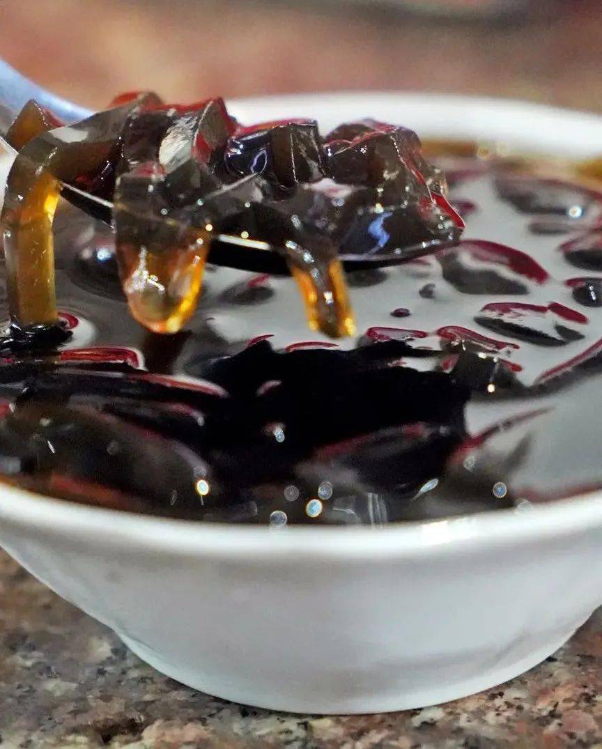 但三十年也很短,短到白瓷碗还是那个白瓷碗,青草糊还是那个青草糊.