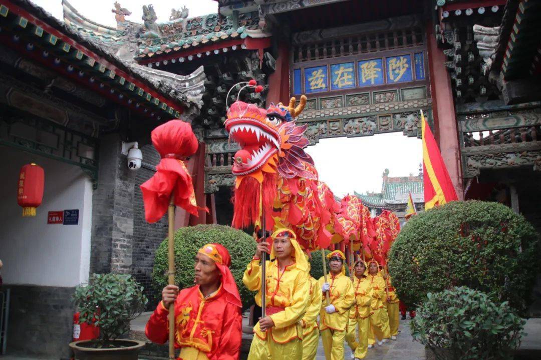 祭拜后,城隍巡游开始 .