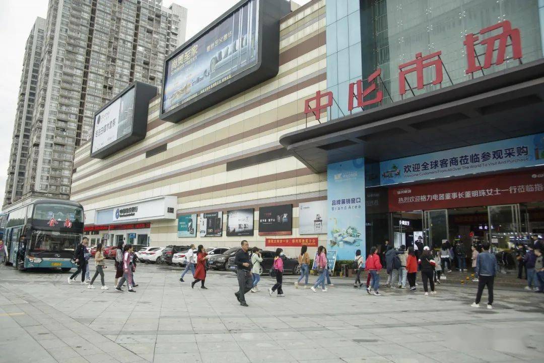 南康家具市场集中连片的家具市场累计达300万平方米,居全国前列,中心