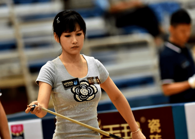 颜值身材堪比潘晓婷,台球厅当陪练月入上万_何心如