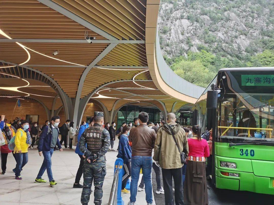 九寨沟景区灾后恢复重建最大单体建筑沟口立体式游客服务设施进入运行