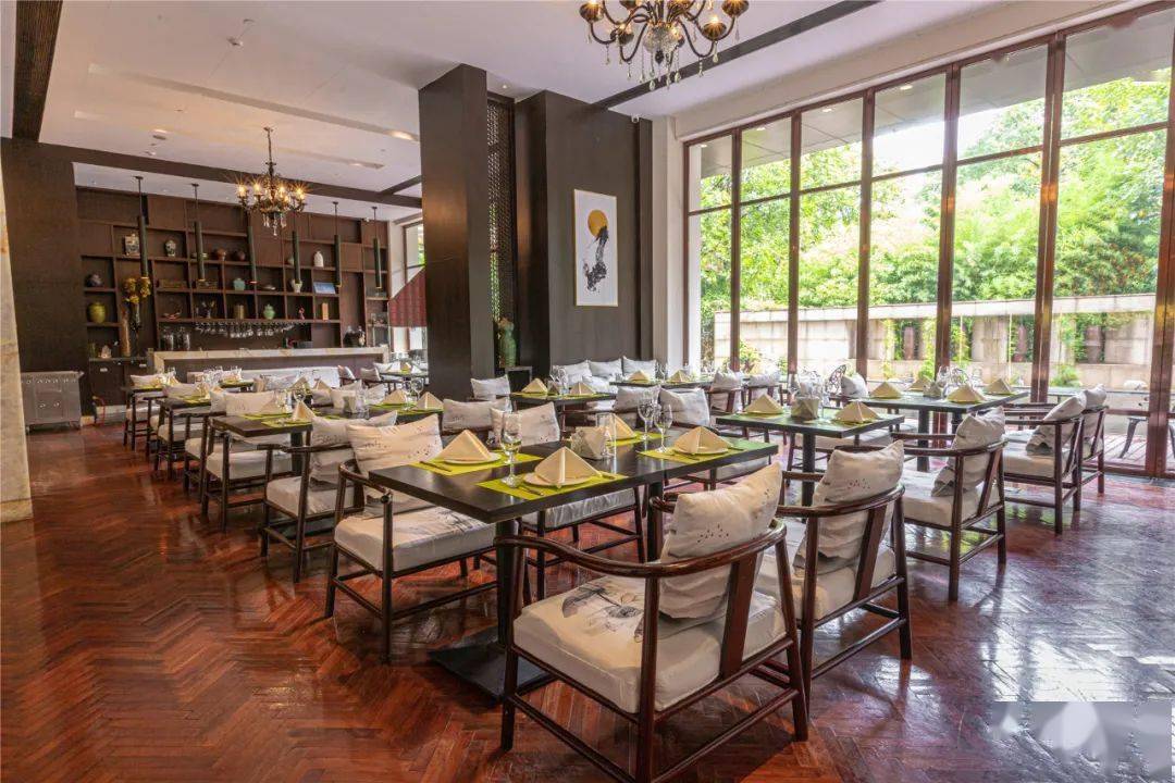 景观水池度假休闲风十足一楼西餐厅环境相当开阔05西餐厅自带户外