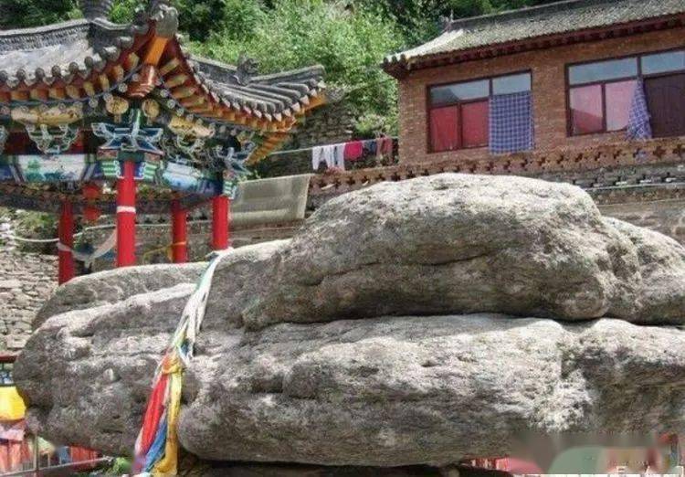 上师就早早的爬上了清凉石,并招呼着我们说:"这是五台山很殊胜的地方