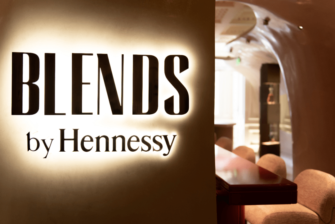 所有人,李宇春邀你喝一杯!