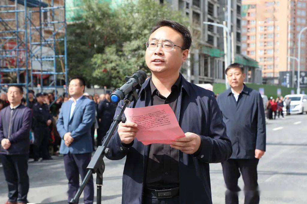 副县长李兴国介绍育才路拓通工程建设情况育才路东段拓通工程于今年3