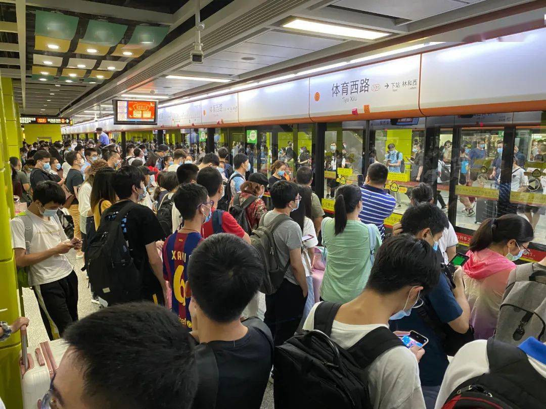 3号线体育西路地铁站17时许南都记者 黎湛均 摄广州火车站地铁站进站