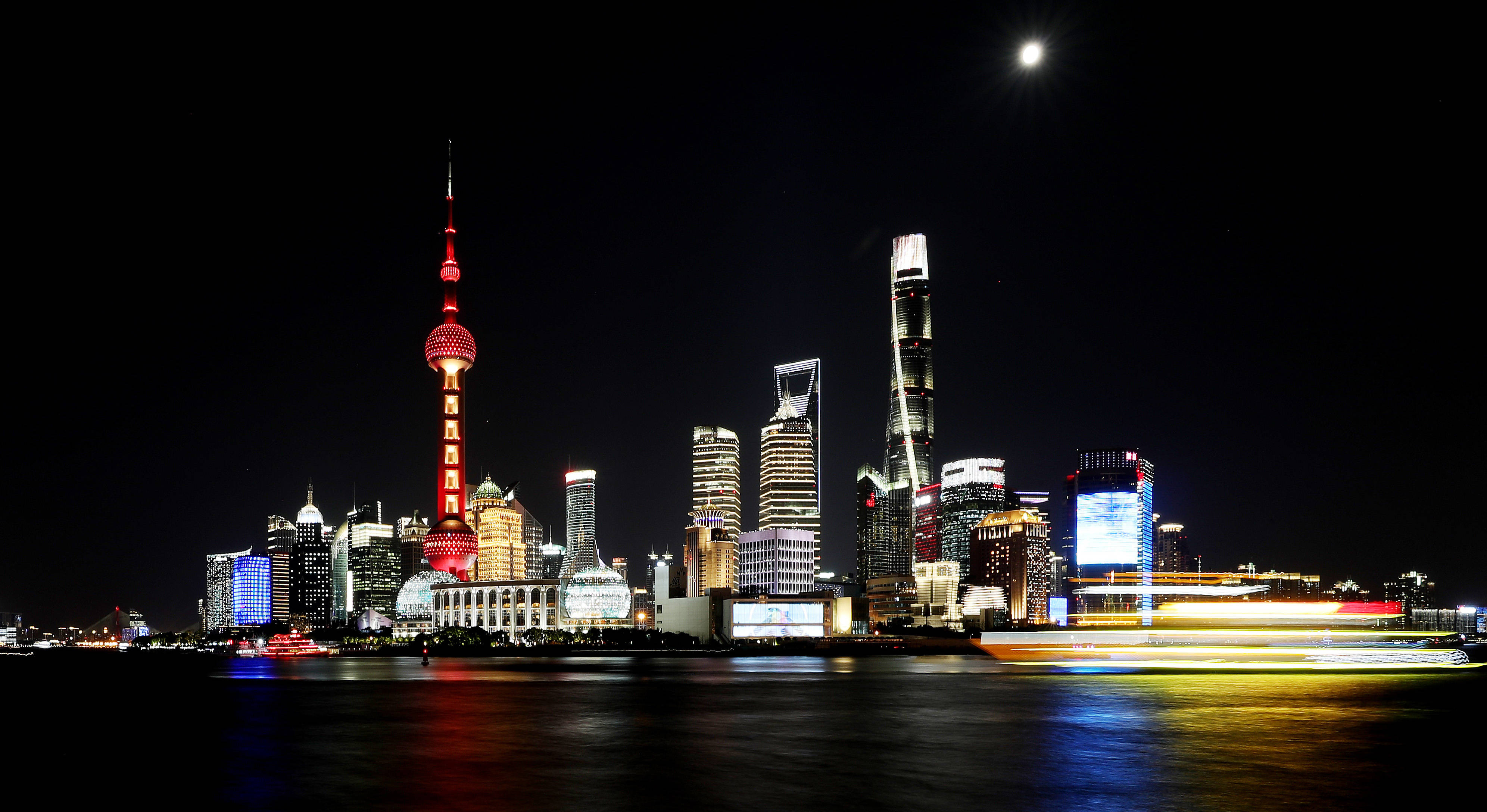 上海:灯光璀璨迎佳节