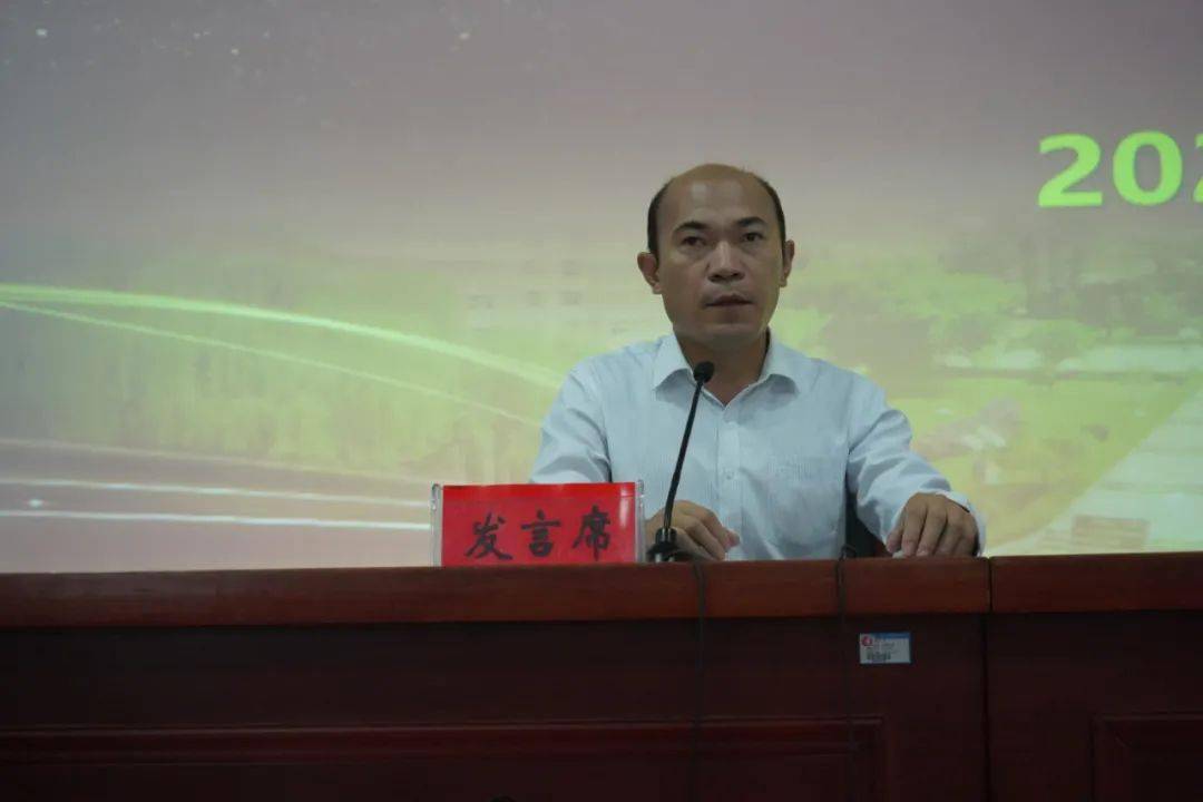 昌乐一中初中部刘海涛校长介绍经验北大公学王洪伟主任就北大公学家庭