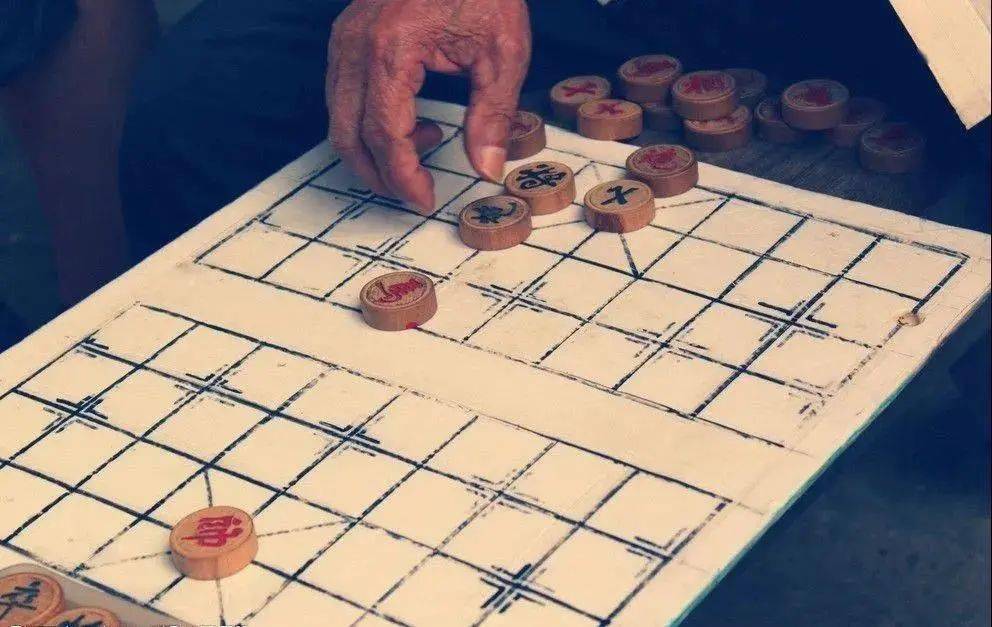 但庄家说:"这局不算你的,你得自己下一把赢了才算,我把棋子恢复到上一