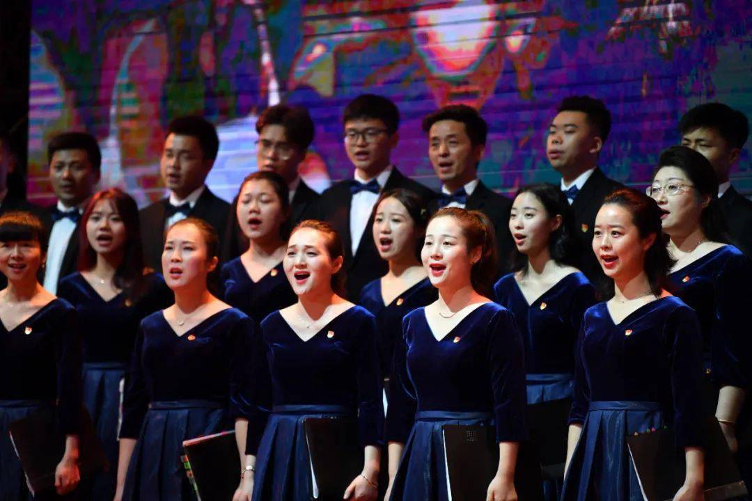 人民至上中国力量"中,合诵《致敬中国力量》,合唱《迎风飘扬的旗》