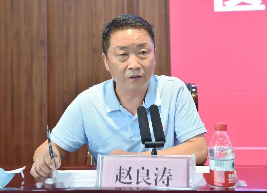 濮阳市卫健委医政医管科科长赵良涛宣读实施方案河南省呼吸医师协会