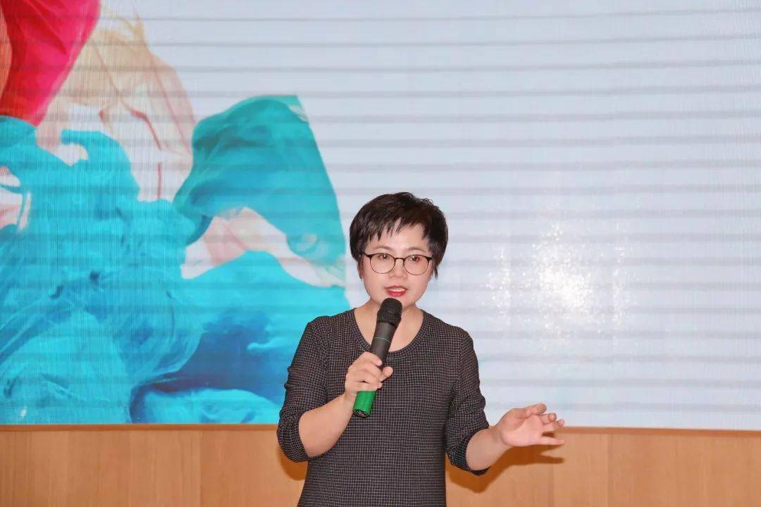 活动的最后,校长对本次读书会大家精彩的分享进行总结,她鼓励老师们多