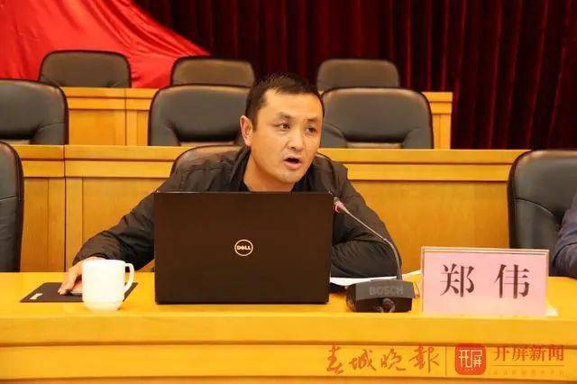 区城管局环卫处副处长郑伟作了医疗机构"清垃圾""扫厕所"两个专项工作