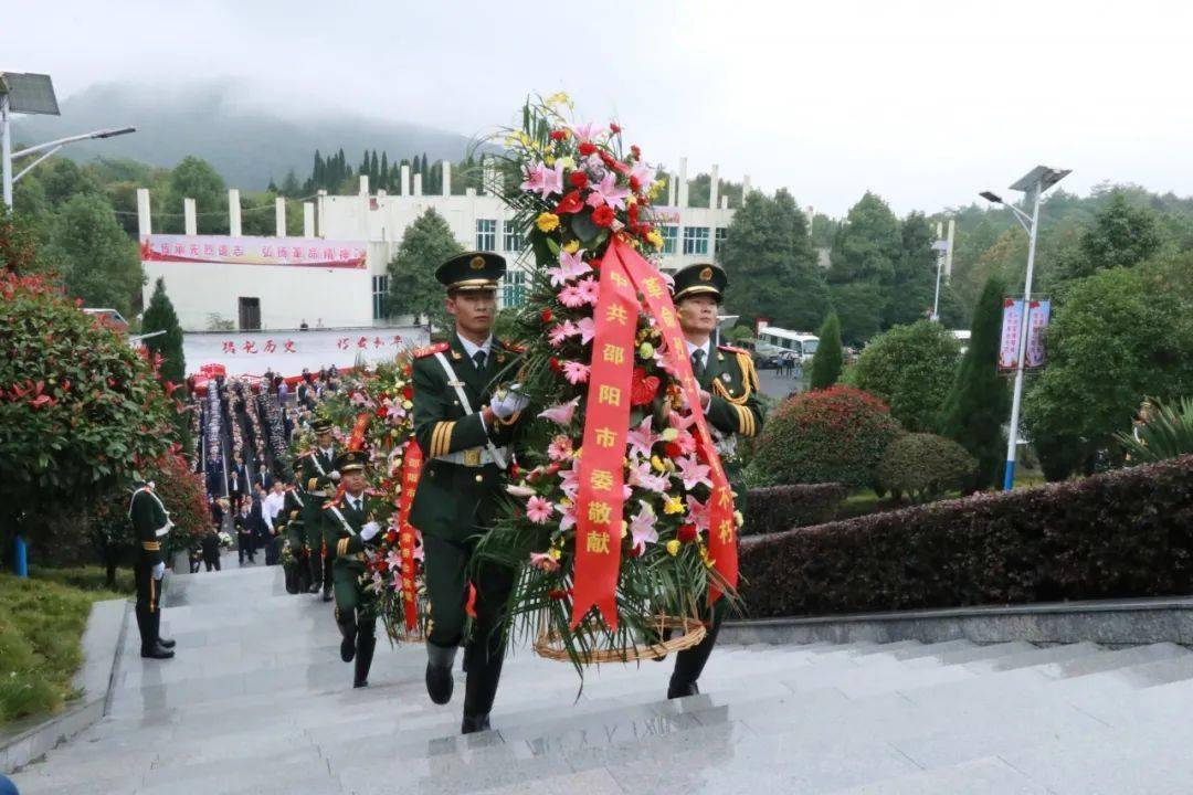 以崇高軍禮向英雄致敬