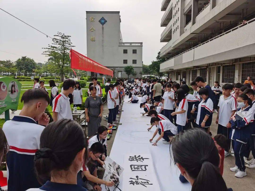 我们的节日中秋狮山高级中学举行百人现场绘画比赛