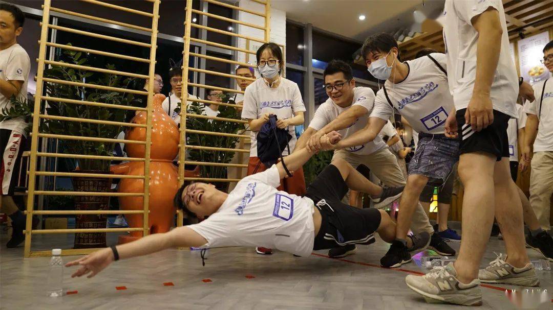 出发前由篮球俱乐部肖队带我们伸伸胳膊伸伸腿,运动前热身不能少!