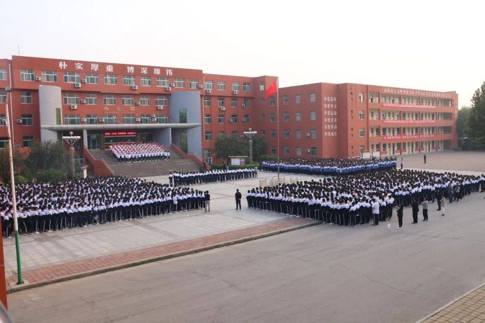 胸怀爱国心践行报国志临清实验高中举行主题升旗仪式