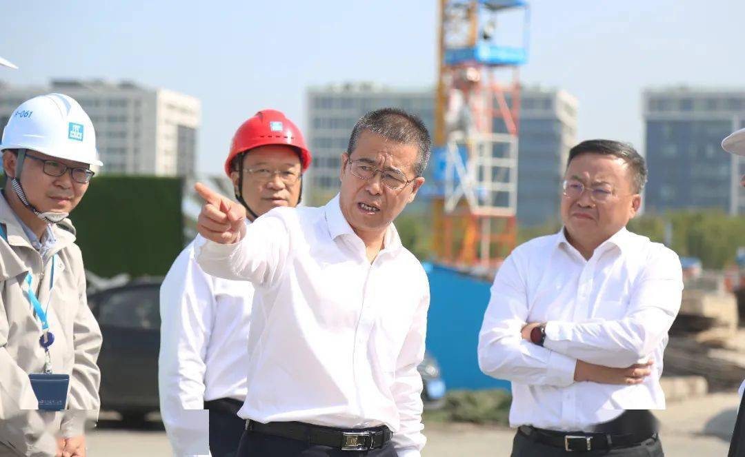 9月30日中午,罗伯明一行来到临空区发展服务中心,自城新中心,大礼