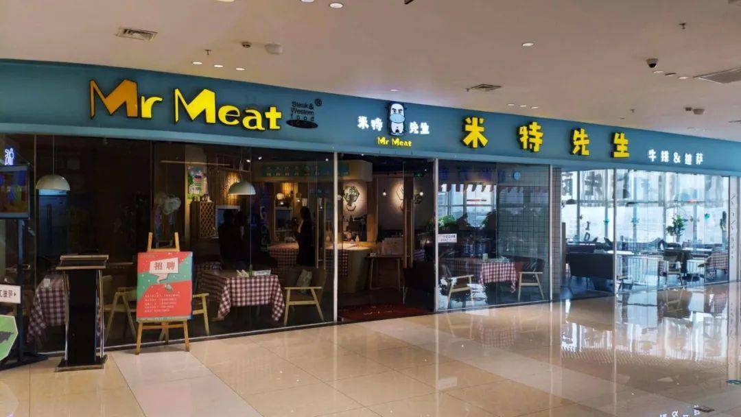 头顶温馨明亮的灯光,环境很时尚大方,小物件的摆放处处都可以看出老板