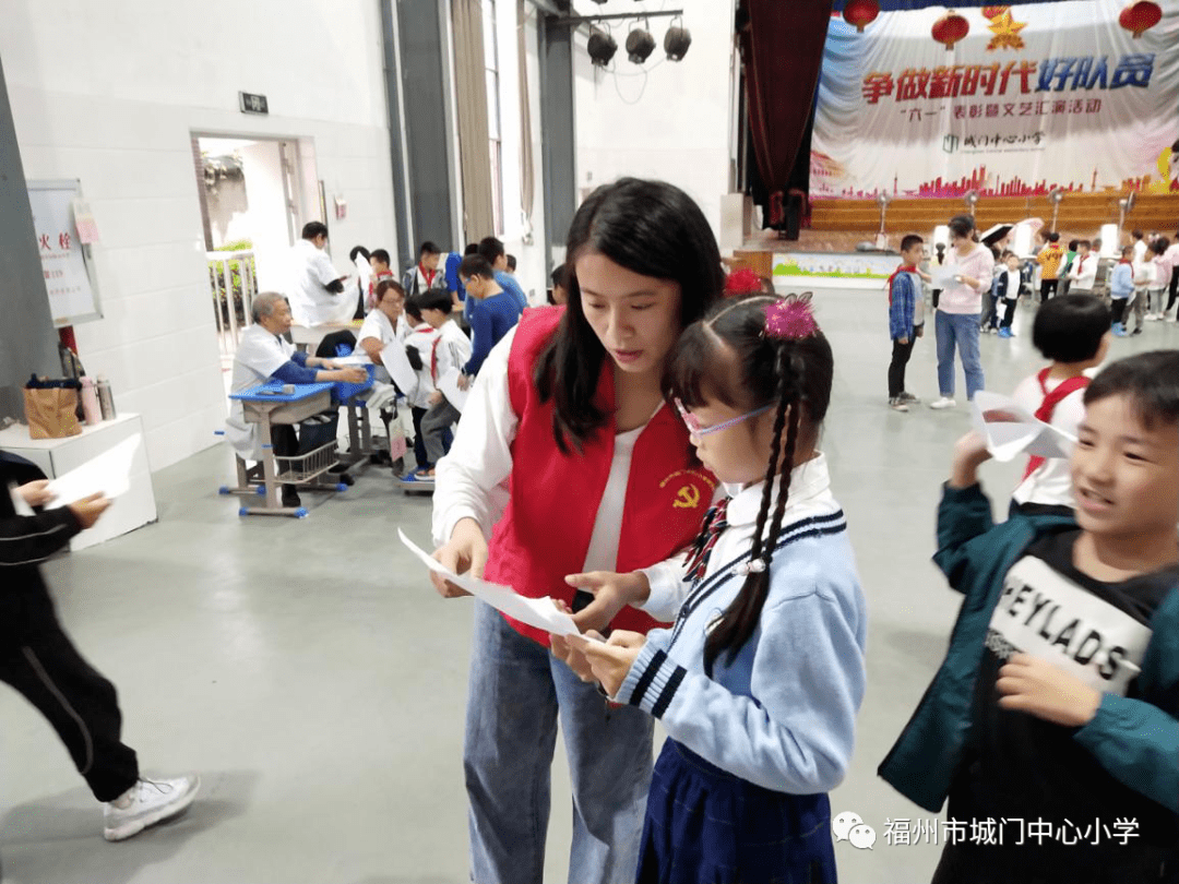 历时一天的学生体检工作完美落幕,全体党员教师充分发挥党员先锋模范
