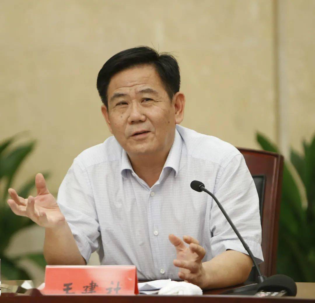 先就《宁波市国土空间规划条例(三次审议建议稿)》的修改情况作了说明