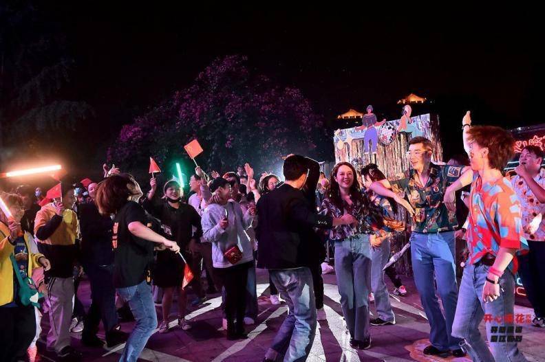 复古迪斯科表白闪现锦江街头原来是开心麻花上演一出好戏