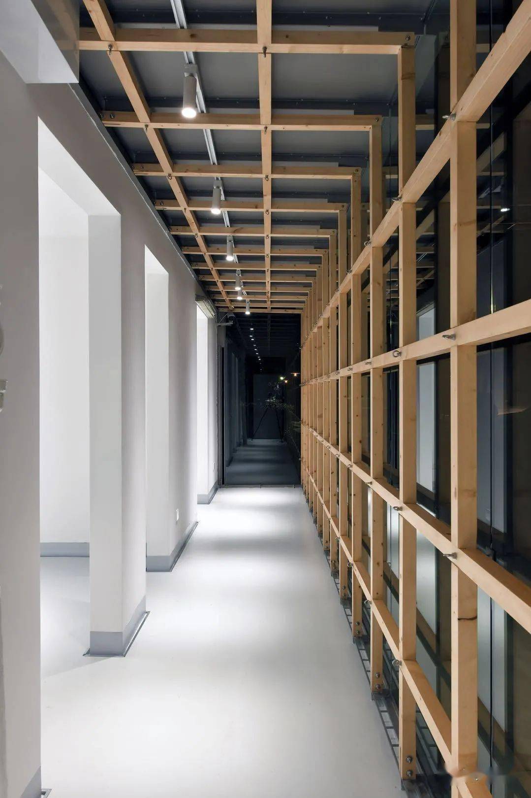 room cafe主要分为三个板块,咖啡厅开放空间,半开放式的共享空间及