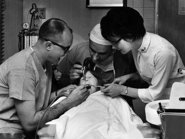 老照片探秘旧时牙医是如何给人瞧病的