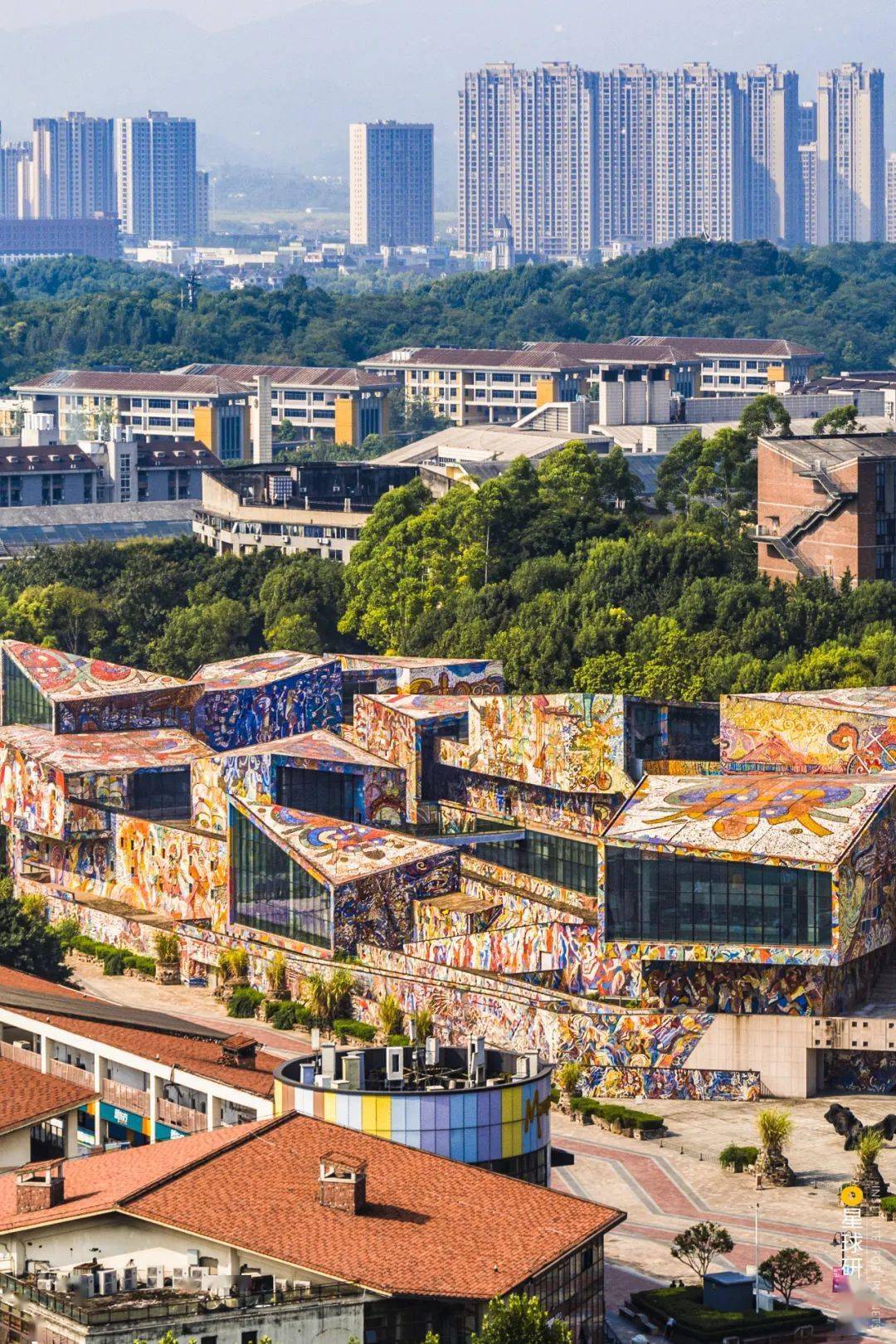 位于沙坪坝区虎溪大学城的罗中立美术馆打卡景点丨罗中立美术馆 熙街4