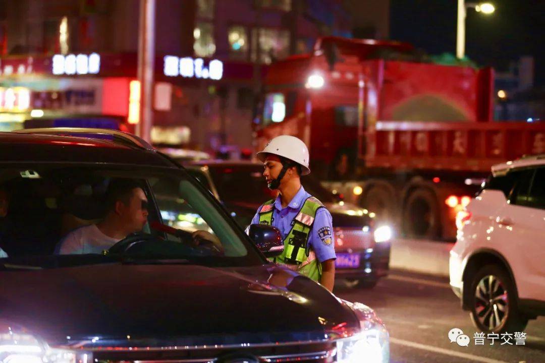 普宁交警全警出动全力以赴做好中秋国庆假期道路交通安保工作