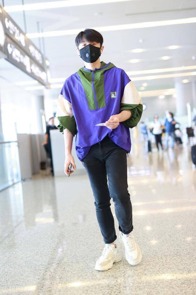 李荣浩穿一件拼接半拉链风衣搭配牛仔裤和小白鞋很潮吧