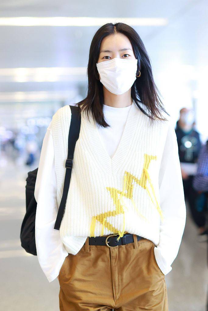 超模style刘雯流苏毛衣bv厚底靴轻松自在