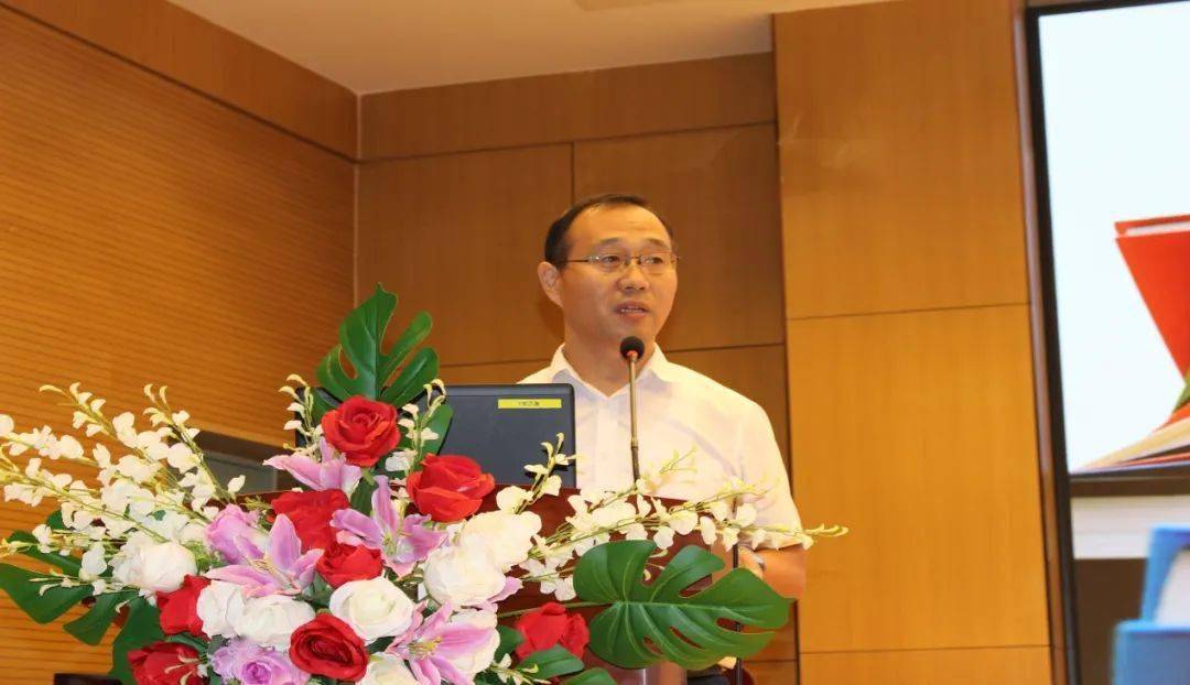 首先,淄博高新区第一中学校长杨长征从学校基本情况,高规划高规格的
