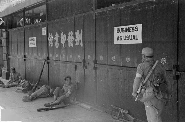 29,这是睡在上海街头的解放军战士,当时解放军战士露宿街头,不扰民