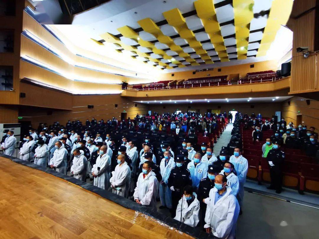 海东市互助土族自治县人民法院在格尔木市对被告人殷某伟等35人涉嫌